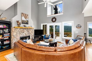 Smart-tv, eldstad, tv-spel och dvd-spelare