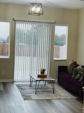 Smart TV - LUXURY HOME 3300 SQ FT, QUIET NEIGHBORHOOD (Apple Valley)