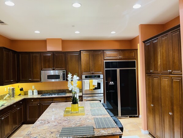 Fridge, microwave, oven, stovetop - LUXURY HOME 3300 SQ FT, QUIET NEIGHBORHOOD (Apple Valley)