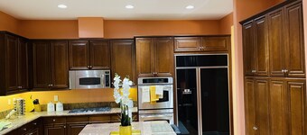 LUXURY HOME 3300 SQ FT, QUIET NEIGHBORHOOD