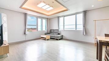 Basic-Zimmer, 1 Schlafzimmer (Gajok room (Hallasan Mountain view))