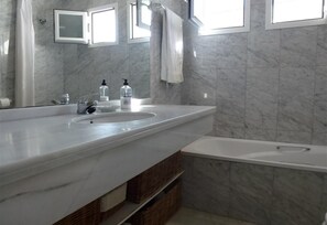 Badekar, hårføner og håndklær