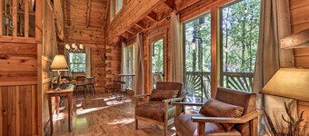 3 Mi to Pigeon Forge: Cabin w/ Hot Tub & Deck