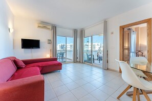 TV - Luxury Apartment in Great Location with Sea and Mountain View, Shared Pool, A/C & Wi-Fi (Fuengirola)