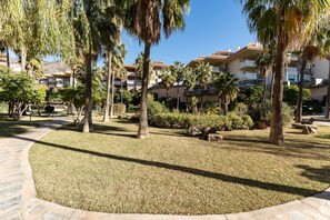 Property grounds - Luxury Apartment in Great Location with Sea and Mountain View, Shared Pool, A/C & Wi-Fi (Fuengirola)