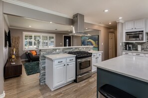 冰箱、微波炉、烤箱、炉灶