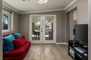 智能电视、壁炉、电子游戏