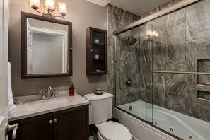Dusche, Whirlpool, Haartrockner, Handtücher