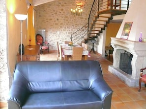 Televisio, takka, DVD-soitin, stereot