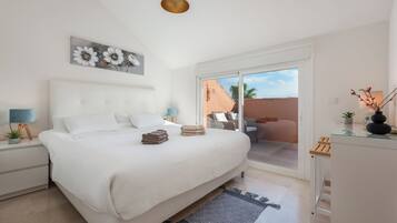 3 slaapkamers, een strijkplank/strijkijzer, gratis wifi, beddengoed