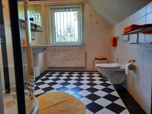 Douche, sèche-cheveux, serviettes fournies, savon