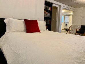 1 habitación, tabla de planchar con plancha y cuna de viaje 