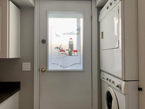 A bright suite with lots of room for fun and relaxation, just 5 minutes from the Halifax ferry!