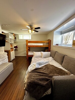 2 bedrooms, iron/ironing board, free WiFi, bed sheets - A bright suite with lots of room for fun and relaxation, just 5 minutes from the Halifax ferry! (Dartmouth)