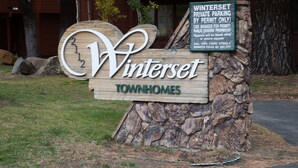 Schild für Winterset Townhomes: Privatparkplatz nur mit Genehmigung.