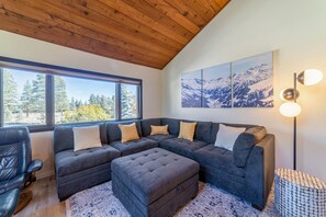 Televisión y chimenea 