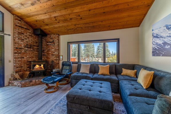 Televisión y chimenea 