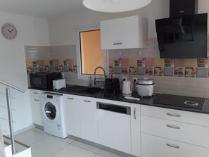 Kühlschrank, Mikrowelle, Ofen, Herdplatte