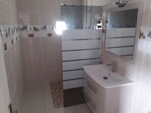 Shower, towels, toilet paper - the creolia rue motais in narbonne le tampon  (Le Tampon)