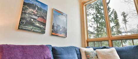 Una televisión, una chimenea