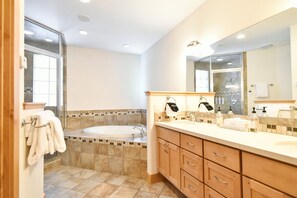 Shower, hair dryer, towels, shampoo - Summit Rose Escape • Theater Rm • Gourmet Kitchen (Frisco)