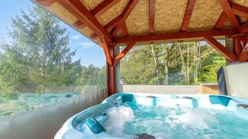 Un jacuzzi con vistas a un bosque.