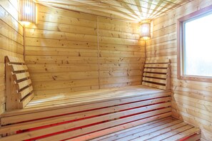 Perhetalo, useita makuuhuoneita, vuorten lähellä (Chalet With Private Whirlpool And) | Sauna