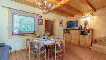 Rumah Keluarga, beberapa kamar, tepi gunung (Chalet With Private Whirlpool And) | Tempat makan