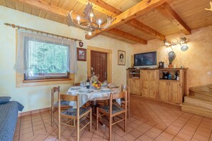 Family House, Multiple Bedrooms, Mountainside (Chalet With Private Whirlpool And) | Dining