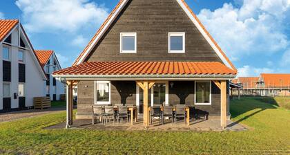 Detached villa with view, garden and privacy