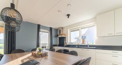 Detached villa with view, garden and privacy
