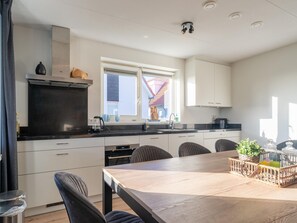 Geladeira, micro-ondas, cooktop, lava-louças