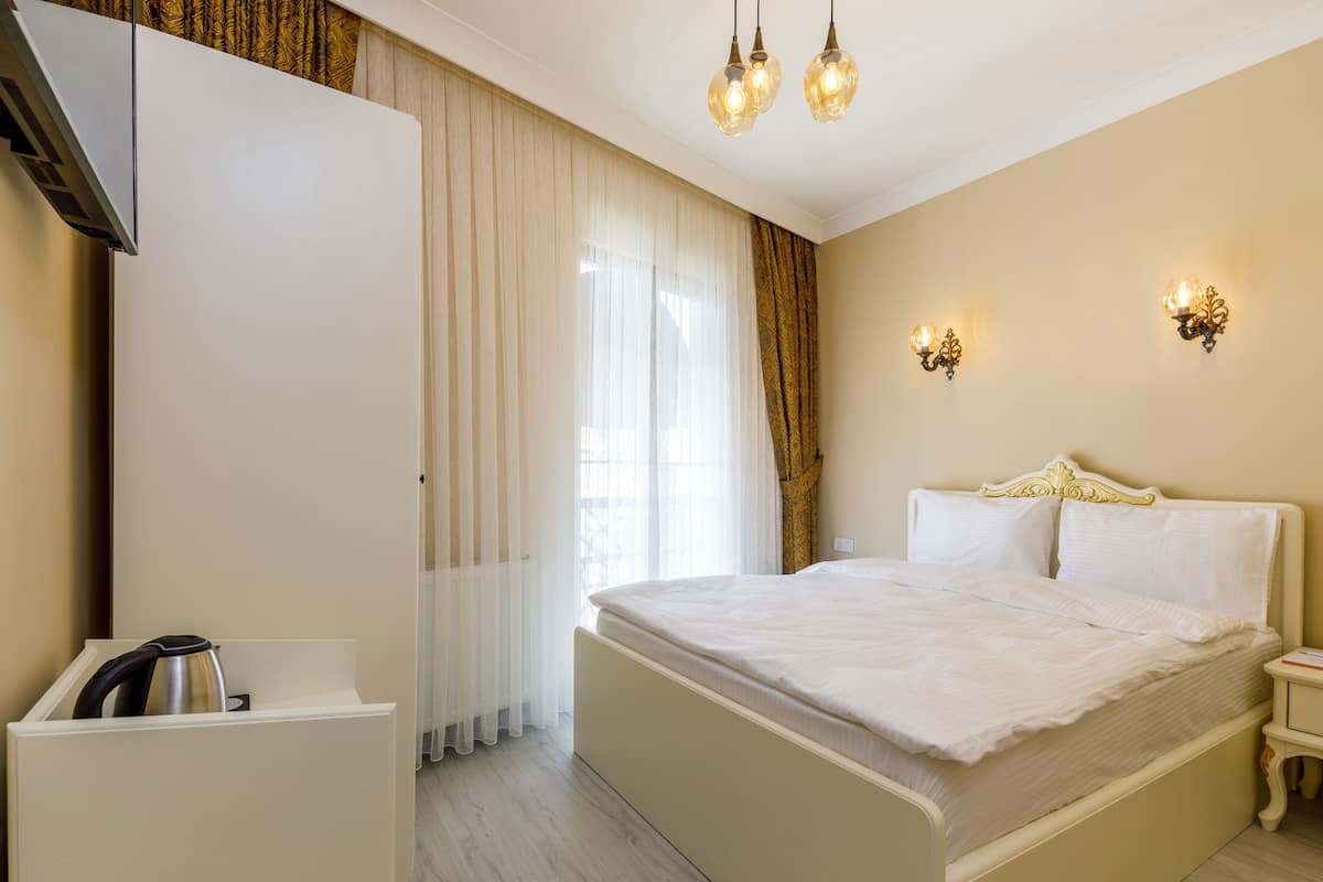 Hypo-allergenic bedding, free minibar items, individually decorated