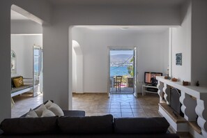 别墅 | 起居区 | 40-英寸纯平电视（配备有线频道）、电视、壁炉