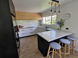 Fridge, microwave, oven, stovetop - 'Tui Glen' - secure family home close to Nelson town (Nelson)