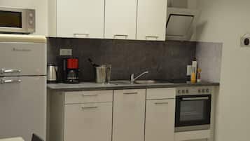 Kühlschrank, Mikrowelle, Ofen, Herdplatte
