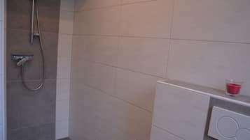 Dusche, Haartrockner, Handtücher, Toilettenpapier