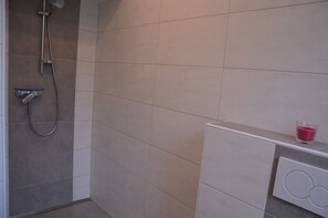Bruser, hårtørrer, håndklæder, Toiletpapir