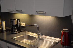 ثلاجة، فرن، موقد طهي مسطح، غسالة أطباق