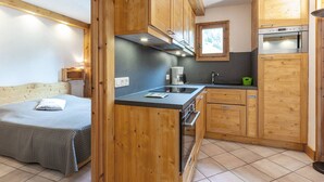 Wasserkocher mit Kaffee-/Teezubehör, Kühlschrank, Ofen, Herdplatte