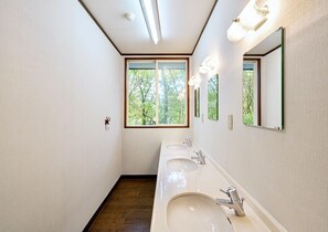 舒適小木屋, 6 間臥室, 非吸煙房, 廚房 | 浴室洗手盆