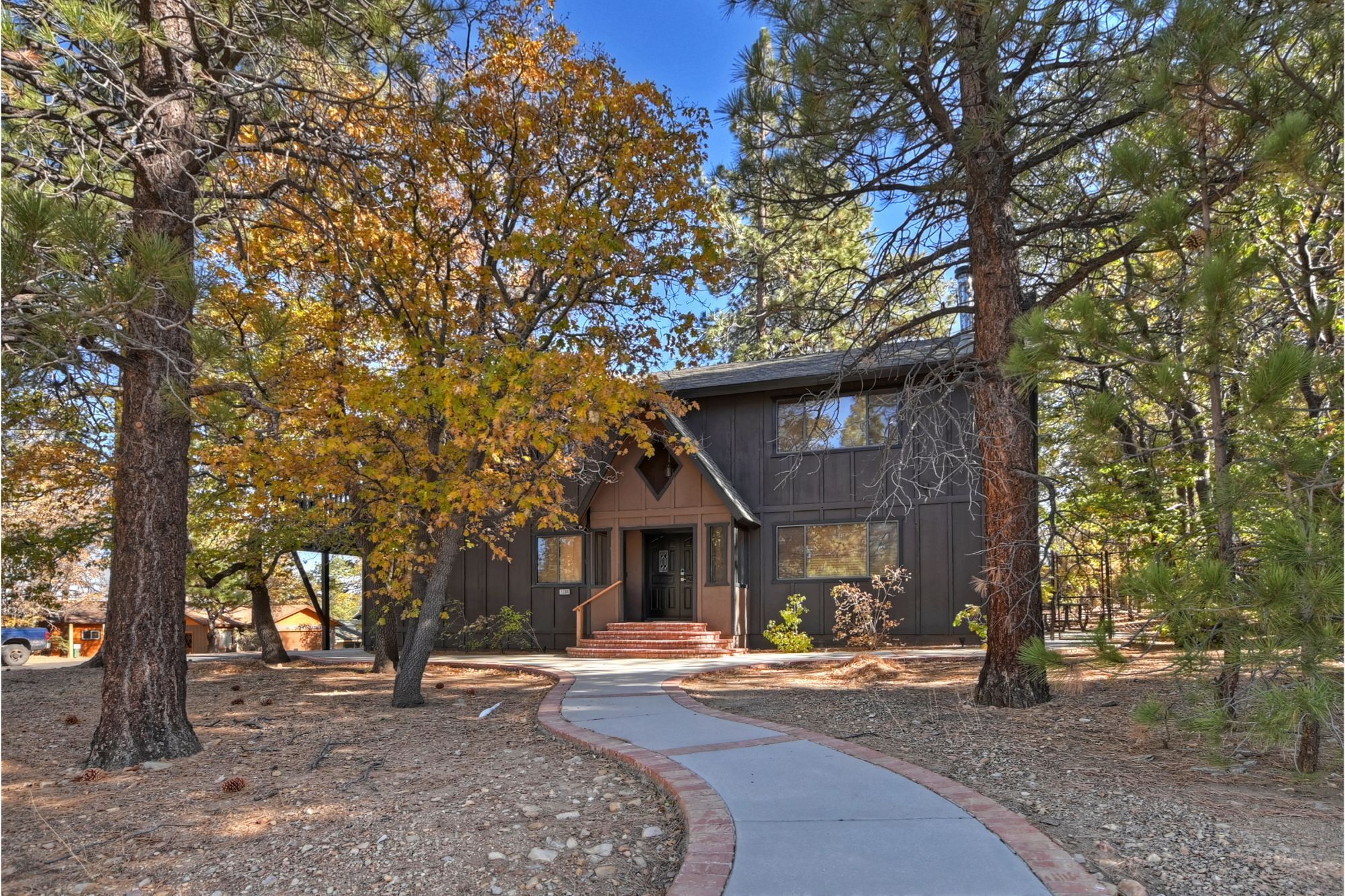 Hidden Wolf Retreat by Destination Big Bear : Amazing Ski Slope Views in Upper Moonridge! Pool Table!