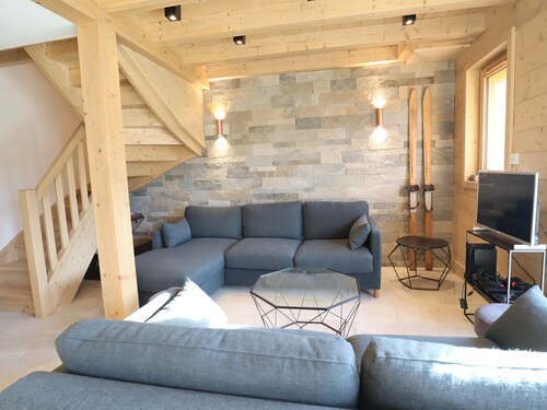 Neues, ruhiges Chalet, 600m von Pisten entfernt – sonnige Terrasse, 3 Zi, 2 Bäder, WLAN, Parkplatz