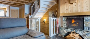 Spacious Chalet in Val Thorens - 12 Guests, Ski-In/Ski-Out, Fireplace, WiFi, Balconies