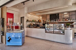 Daily cooked-to-order breakfast for a fee - Stay 365 Heraklion Apart Hotel (Heraklion)