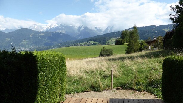A wooden deck leading to a scenic view of a mountainous landscape with a clear sky. - Studio for 4, opposite ski lift, private terrace (Combloux)