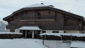 A wooden chalet with a balcony, snow-covered roof, and a sign reading "Amethyste." - Studio for 4, opposite ski lift, private terrace (Combloux)