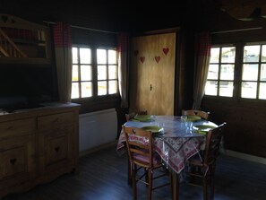 Dining - Authentic independent chalet 35 m², 4 pers, parking, wifi (Demi-Quartier)