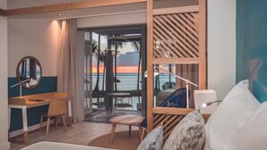 Una habitación de hotel moderna con balcón, escritorio, silla y cama.