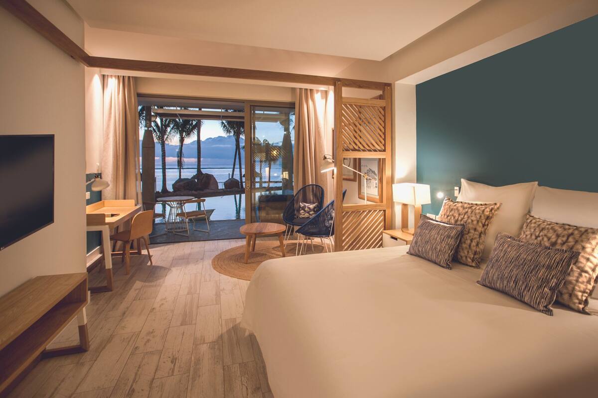 Swim-up Room | Premium bedding, minibar, desk, WiFi (free)